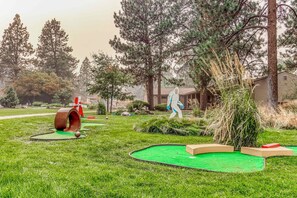 Property grounds - Cozy mountain studio near skiing & town with fast WiFi, shared pools, & patio (Bend)