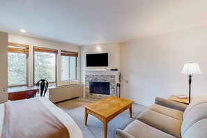 Desk, iron/ironing board, WiFi, bed sheets - Cozy mountain studio near skiing & town with fast WiFi, shared pools, & patio (Bend)