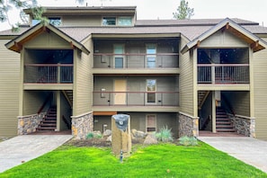 Exterior - Cozy mountain studio near skiing & town with fast WiFi, shared pools, & patio (Bend)