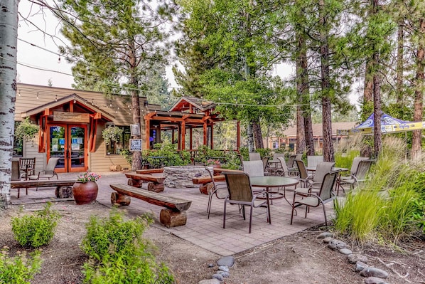 Outdoor dining - Cozy mountain studio near skiing & town with fast WiFi, shared pools, & patio (Bend)