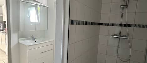 Douche, sĂšche-cheveux