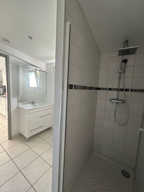 Douche, séchoir à cheveux