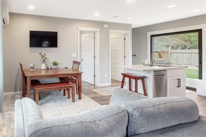 TV, DVD player - Newly built home with hot tub & great backyard - walk to the river, Old Town (Florence)