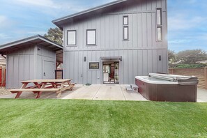 Outdoor dining - Newly built home with hot tub & great backyard - walk to the river, Old Town (Florence)