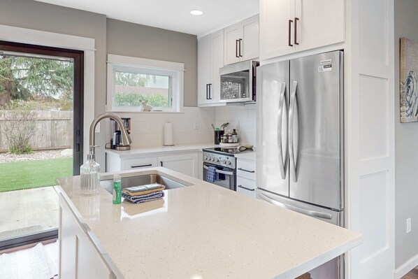 Fridge, microwave, oven, stovetop - Newly built home with hot tub & great backyard - walk to the river, Old Town (Florence)