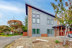 Exterior - Newly built home with hot tub & great backyard - walk to the river, Old Town (Florence)