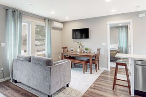 TV, DVD player - Newly built home with hot tub & great backyard - walk to the river, Old Town (Florence)