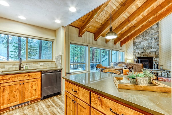 Fridge, microwave, oven, stovetop - Dog-friendly home next to South Meadow pool with fireplace & washer&dryer (Black Butte Ranch)