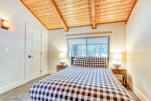3 bedrooms, iron/ironing board, travel cot, WiFi - Dog-friendly home next to South Meadow pool with fireplace & washer&dryer (Black Butte Ranch)
