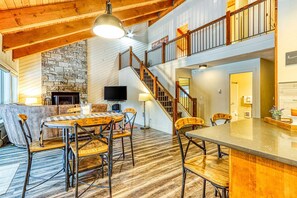 Dining - Dog-friendly home next to South Meadow pool with fireplace & washer&dryer (Black Butte Ranch)