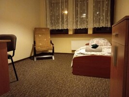 Escritorio, espacio para trabajar con laptop y cortinas blackout 