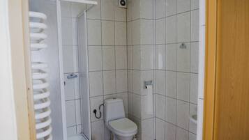 Economy-Vierbettzimmer, Stadtblick | Badezimmer