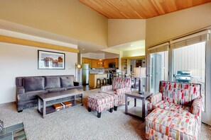 TV, fireplace, DVD player - Charming waterfront condo with pool, tennis, hot tub, balcony, & W&D (Eagle Crest)
