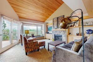 TV, fireplace, DVD player - Charming waterfront condo with pool, tennis, hot tub, balcony, & W&D (Eagle Crest)