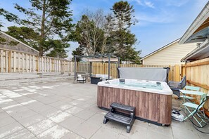 Terrace/patio - Cozy Seaside Bungalow, Brand New Hot Tub, Fast WiFi & W/D - Walk to the Beach (Seaside)