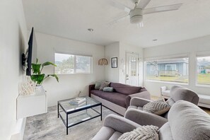 TV, offices - Cozy Seaside Bungalow, Brand New Hot Tub, Fast WiFi & W/D - Walk to the Beach (Seaside)
