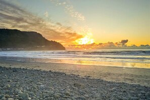 Beach nearby - Cozy Seaside Bungalow, Brand New Hot Tub, Fast WiFi & W/D - Walk to the Beach (Seaside)
