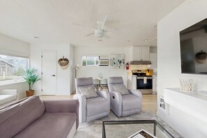 TV, offices - Cozy Seaside Bungalow, Brand New Hot Tub, Fast WiFi & W/D - Walk to the Beach (Seaside)