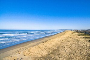 Beach nearby - Cozy Seaside Bungalow, Brand New Hot Tub, Fast WiFi & W/D - Walk to the Beach (Seaside)