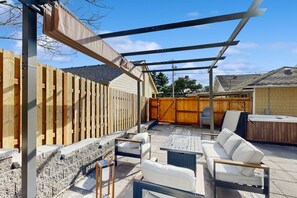 Property grounds - Cozy Seaside Bungalow, Brand New Hot Tub, Fast WiFi & W/D - Walk to the Beach (Seaside)