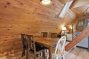 Dining - Chalet #65 Family Chalet Near Courts & Amenities (Stevensville)