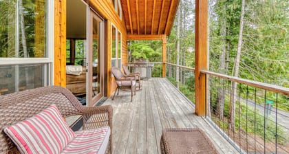 Charming home with hot tub, fireplace & W&D - in great Government Camp location