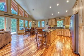Interior - Charming home with hot tub, fireplace & W&D -  in great Government Camp location (Government Camp)
