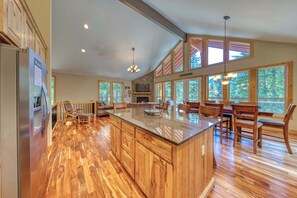 Interior - Charming home with hot tub, fireplace & W&D -  in great Government Camp location (Government Camp)