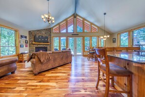 TV, fireplace, DVD player, offices - Charming home with hot tub, fireplace & W&D -  in great Government Camp location (Government Camp)
