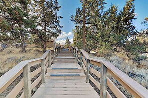 Property grounds - Hawks Landing - River & Mountain Views - Pool, Spa, Water Park, Tennis, Golf (Eagle Crest)