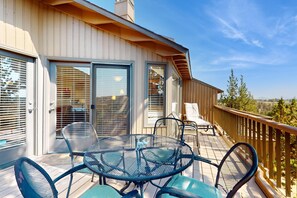 Outdoor dining - Hawks Landing - River & Mountain Views - Pool, Spa, Water Park, Tennis, Golf (Eagle Crest)