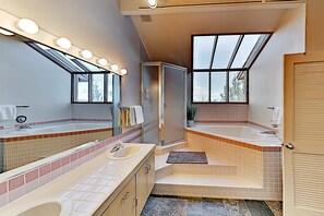 Shower, hair dryer, towels - Hawks Landing - River & Mountain Views - Pool, Spa, Water Park, Tennis, Golf (Eagle Crest)