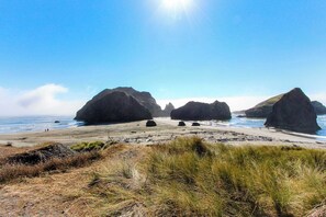 Beach nearby - Beachy dog-friendly home, with ocean views, easy beach access, & private hot tub (Gold Beach)