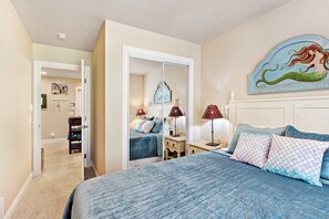 3 bedrooms, WiFi, bed sheets - Beachy dog-friendly home, with ocean views, easy beach access, & private hot tub (Gold Beach)
