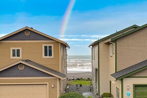 Exterior - Beachy dog-friendly home, with ocean views, easy beach access, & private hot tub (Gold Beach)