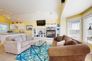 TV, fireplace, DVD player, stereo - Ocean-view home with private hot tub, fireplace & grill - walk to beach (Newport)