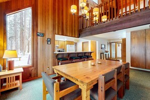 Dining - Beautiful and spacious family-friendly home with indoor hot tub, fireplace, patio (Black Butte Ranch)