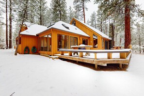 Exterior - Beautiful and spacious family-friendly home with indoor hot tub, fireplace, patio (Black Butte Ranch)