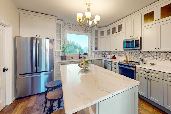 Fridge, microwave, oven, stovetop - Spacious home with river views, hot tub, covered porch, deck, grill, & W&D (Gardiner)