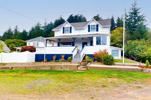 Exterior - Spacious home with river views, hot tub, covered porch, deck, grill, & W&D (Gardiner)
