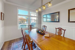 Dining - Spacious home with river views, hot tub, covered porch, deck, grill, & W&D (Gardiner)