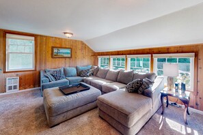 TV, offices - Spacious home with river views, hot tub, covered porch, deck, grill, & W&D (Gardiner)