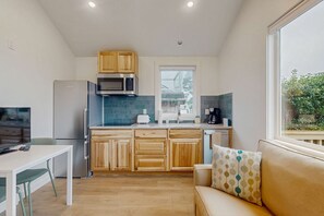Fridge, microwave, stovetop, coffee/tea maker - Dog-friendly, comfy cabin only two blocks from the beach (Cannon Beach)