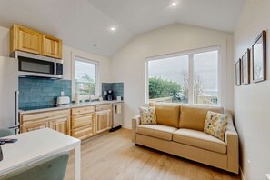 Interior - Dog-friendly, comfy cabin only two blocks from the beach (Cannon Beach)