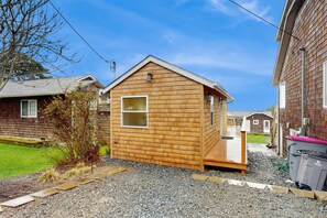 Property grounds - Dog-friendly, comfy cabin only two blocks from the beach (Cannon Beach)