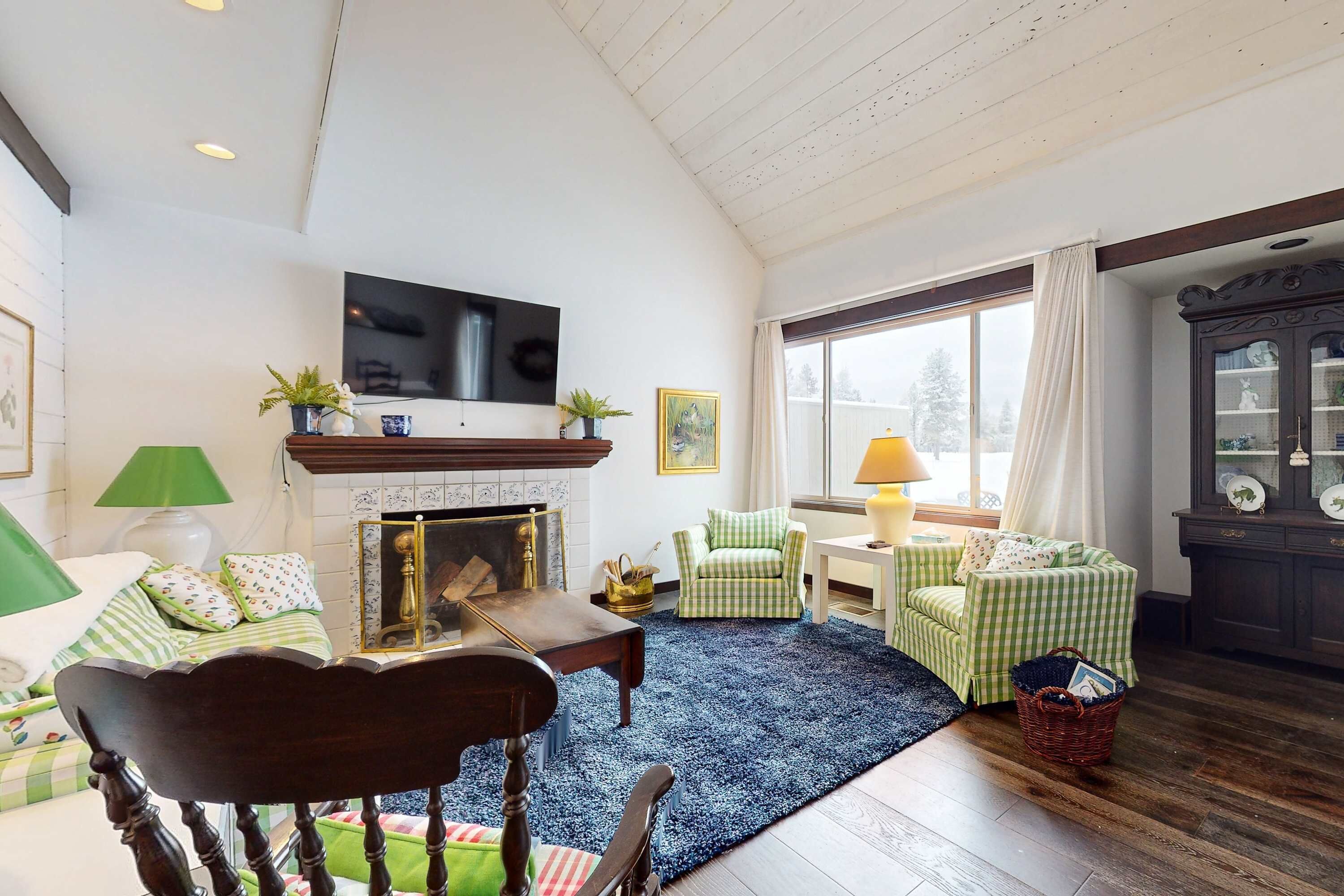 TV, fireplace, offices