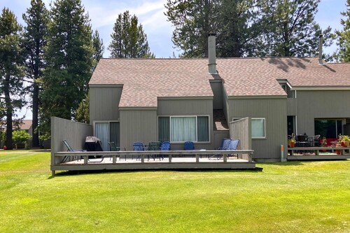 Charming Black Butte Ranch getaway on the golf course, dog-friendly with AC