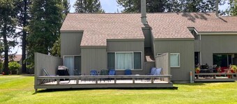 Charming Black Butte Ranch getaway on the golf course, dog-friendly with AC