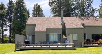 Charming Black Butte Ranch getaway on the golf course, dog-friendly with AC