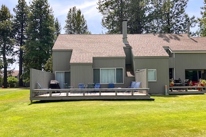 Charming Black Butte Ranch getaway on the golf course, dog-friendly with AC
